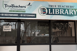 Well-stocked study library for students at Trueteachers IIT JEE and NEET coaching Nashik