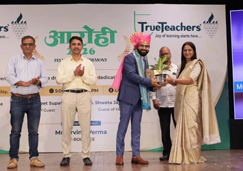 Chief guest posing with award-winning students at the TrueTeachers felicitation ceremony