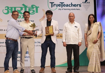 Prize distribution ceremony during the TrueTeachers annual student felicitation program
