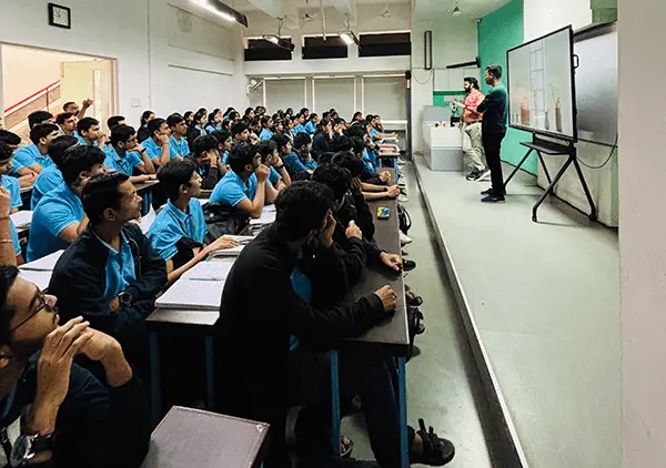 Speaker interacting with attendees during a motivational session